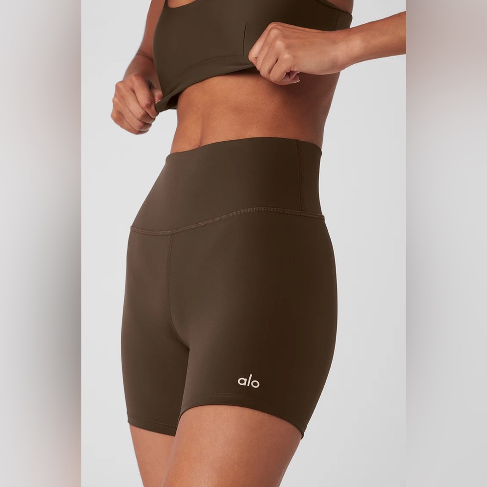 ALO 5” Airlift Energy Shorts in Espresso